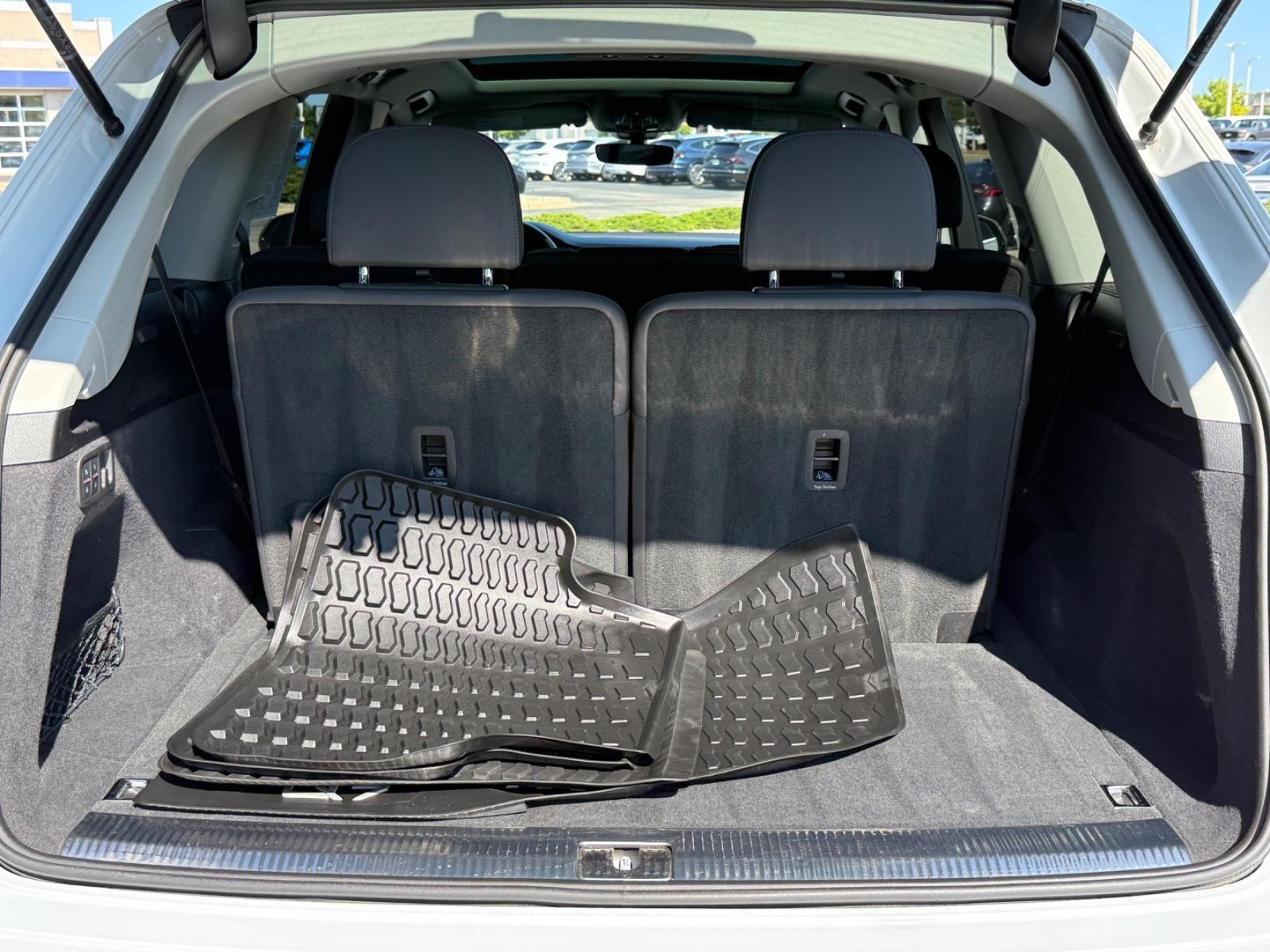Audi Q7 Vehicle Full-screen Gallery Image 05