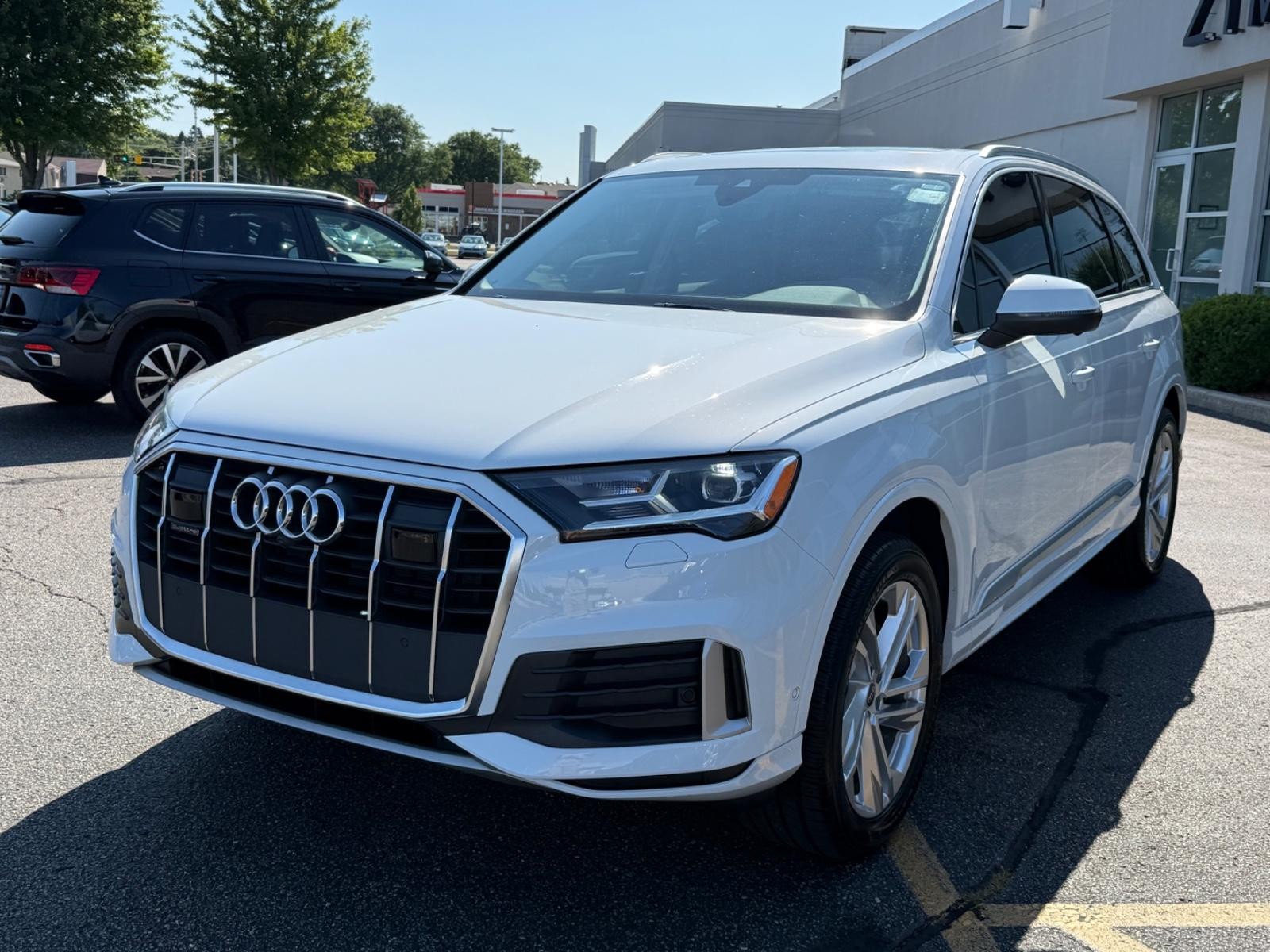 Audi Q7 Vehicle Full-screen Gallery Image 08