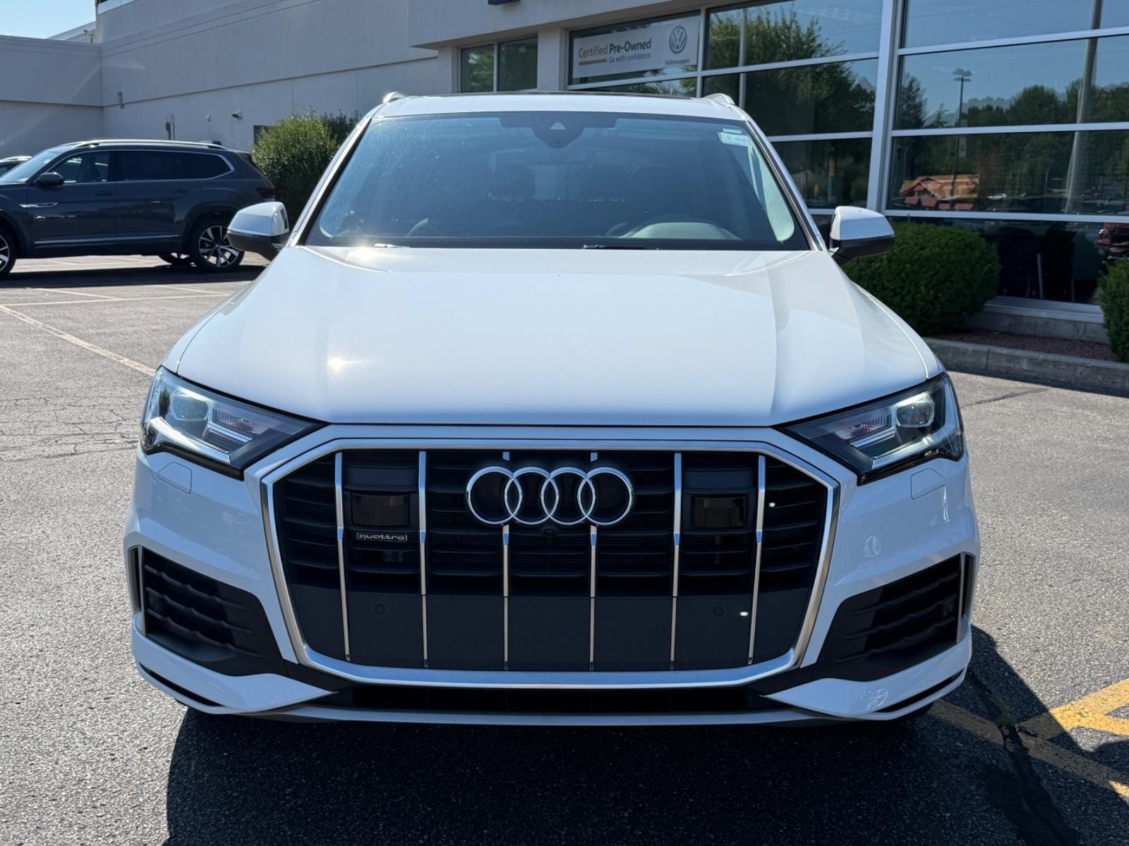 Audi Q7 Vehicle Full-screen Gallery Image 09