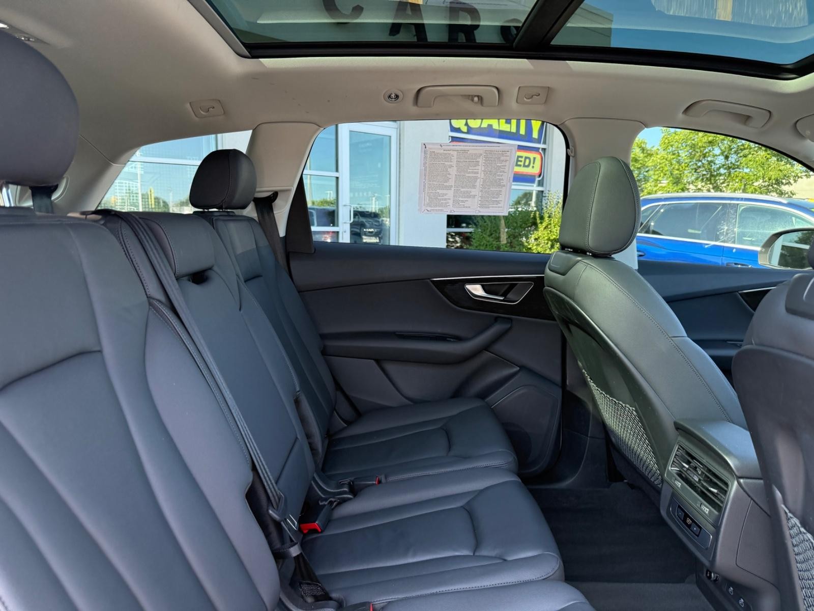 Audi Q7 Vehicle Full-screen Gallery Image 10
