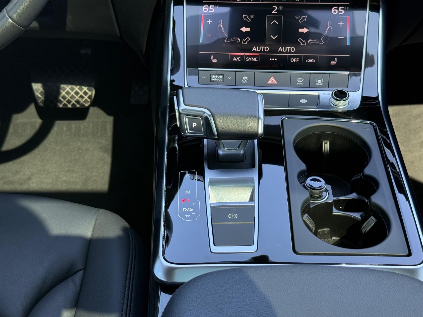 Audi Q7 Vehicle Full-screen Gallery Image 13