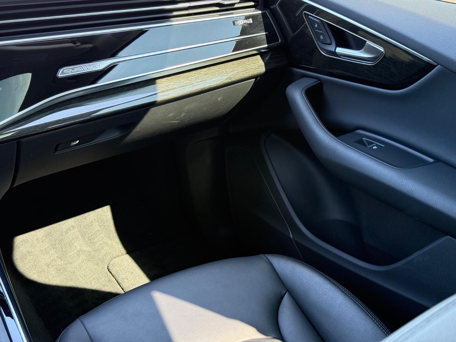 Audi Q7 Vehicle Full-screen Gallery Image 16