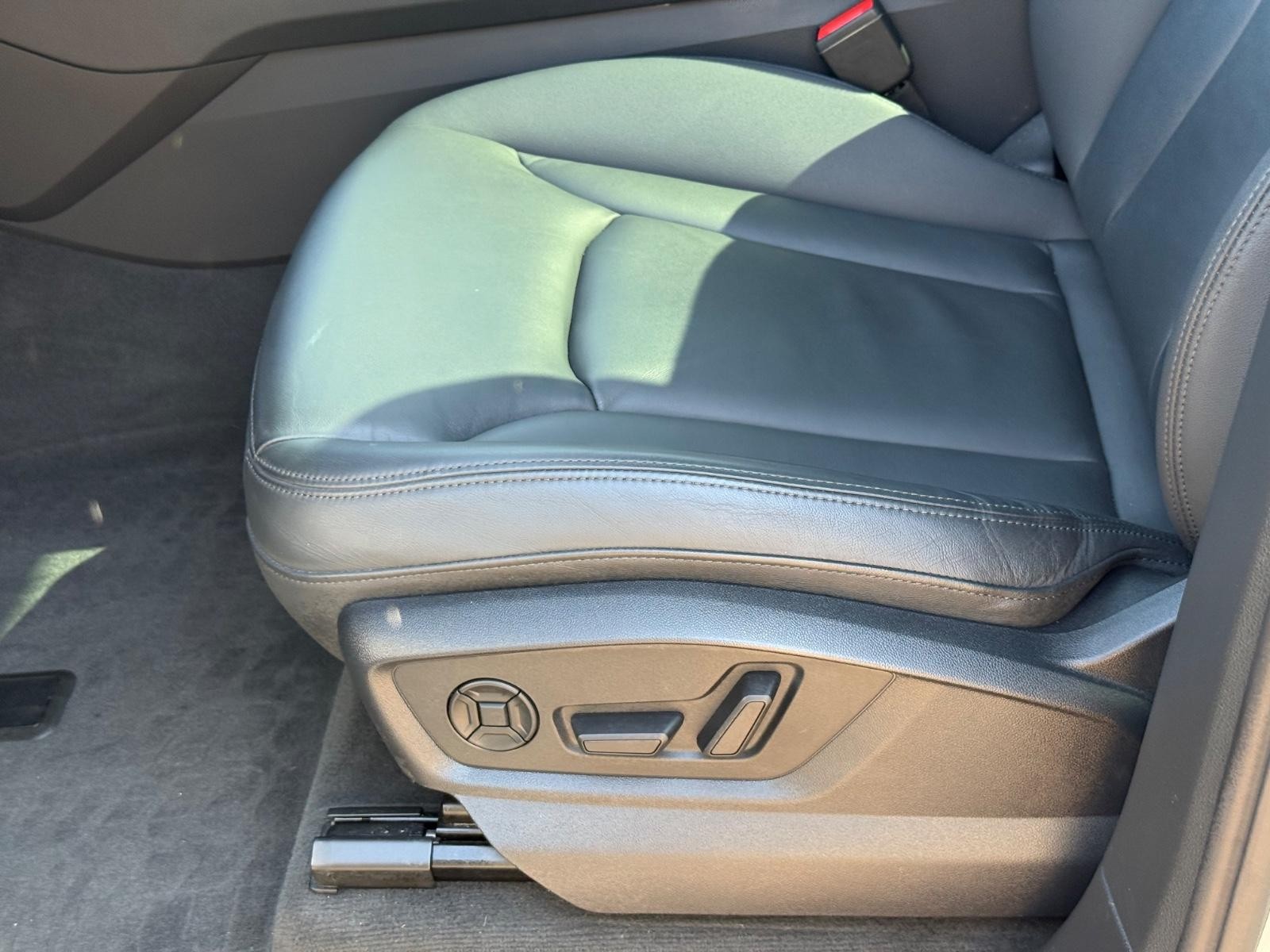 Audi Q7 Vehicle Full-screen Gallery Image 23
