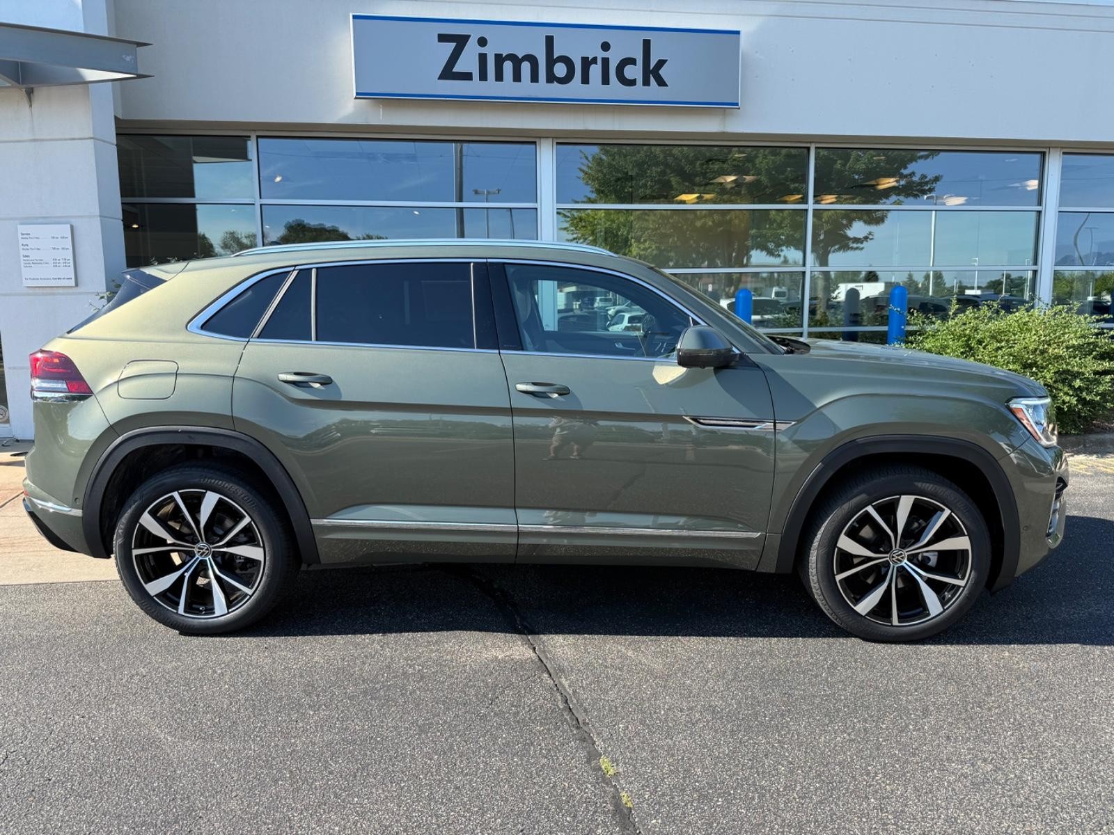 Volkswagen Atlas Cross Sport Vehicle Image 02