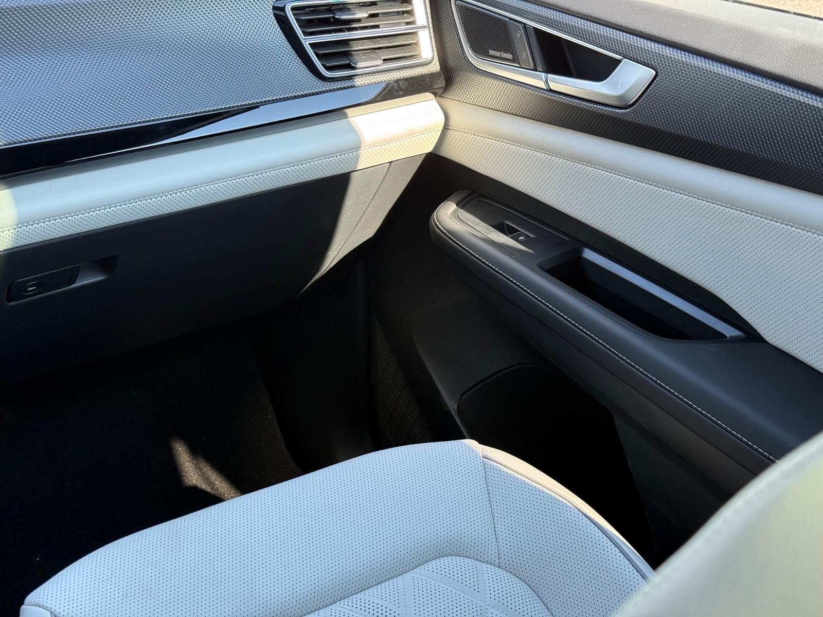 Volkswagen Atlas Cross Sport Vehicle Image 09