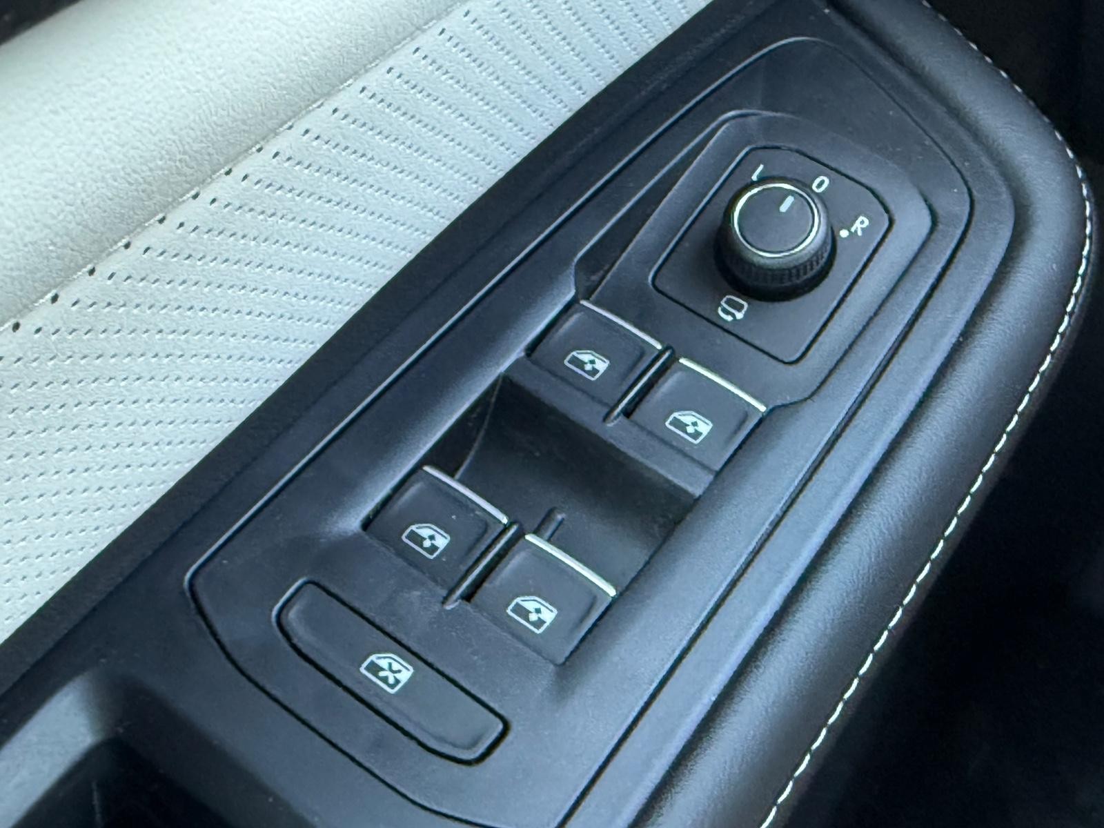 Volkswagen Atlas Cross Sport Vehicle Image 14