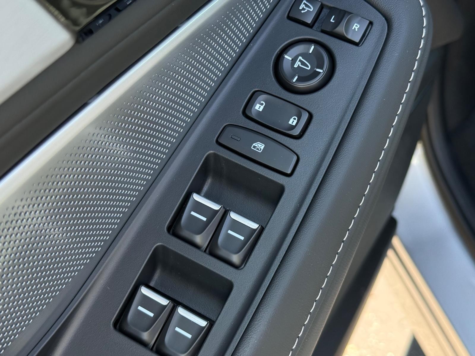 Acura MDX Vehicle Image 16