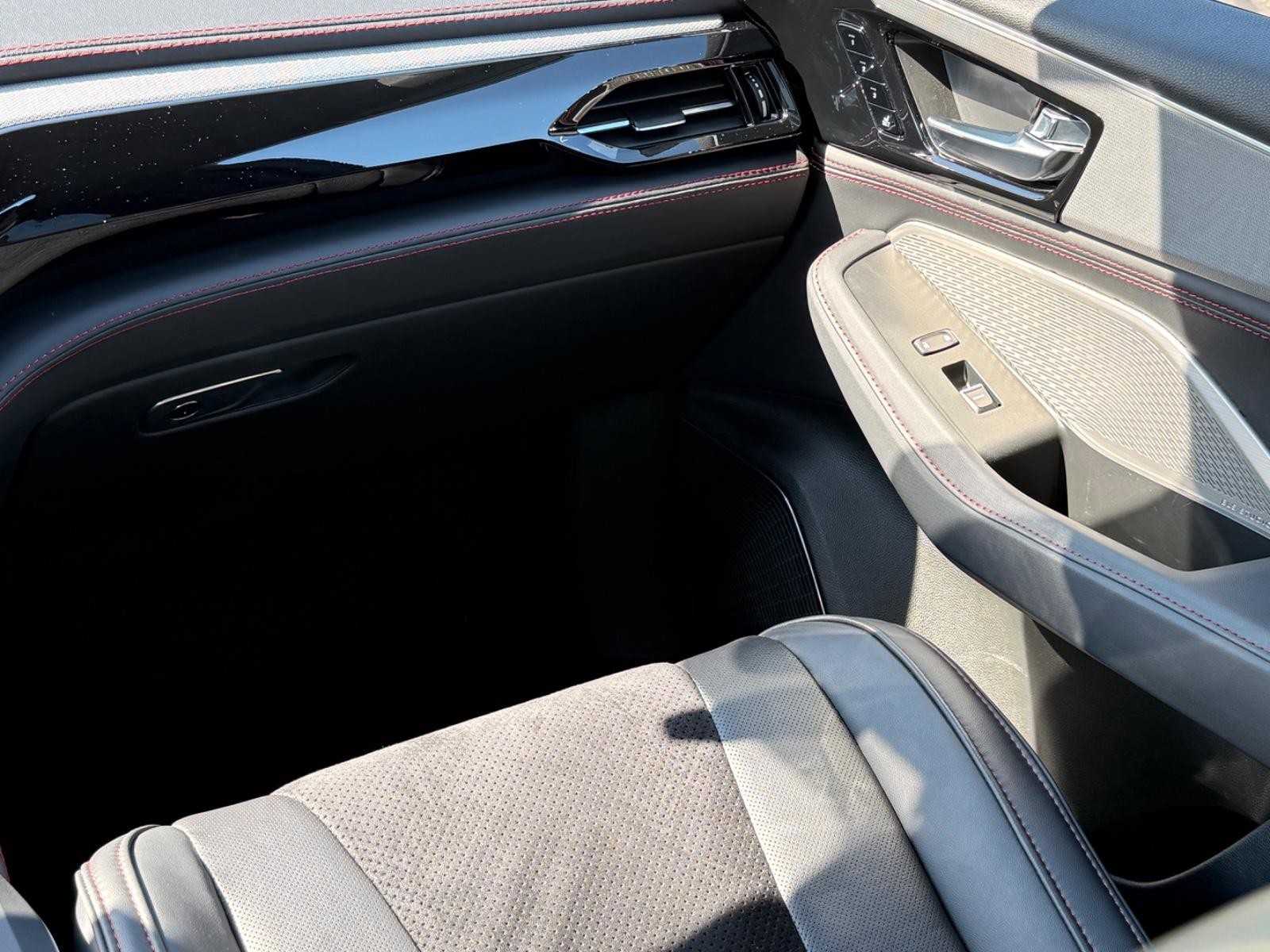 Acura MDX Vehicle Image 15