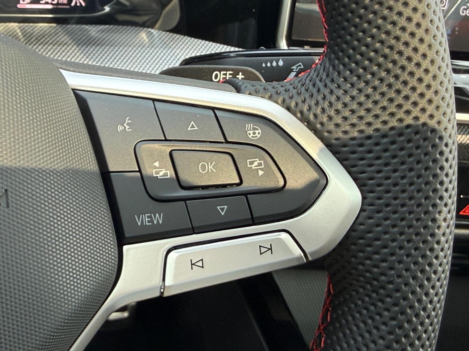 Volkswagen Golf GTI Vehicle Image 11