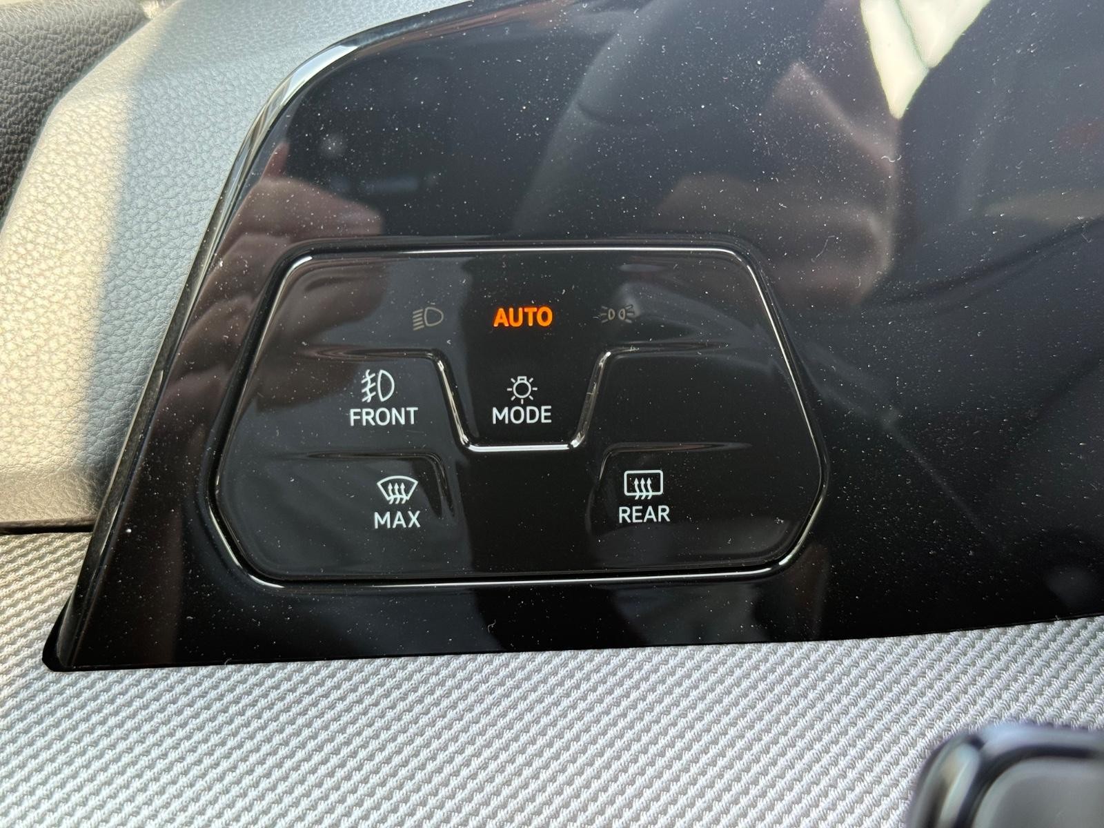 Volkswagen Golf GTI Vehicle Image 15