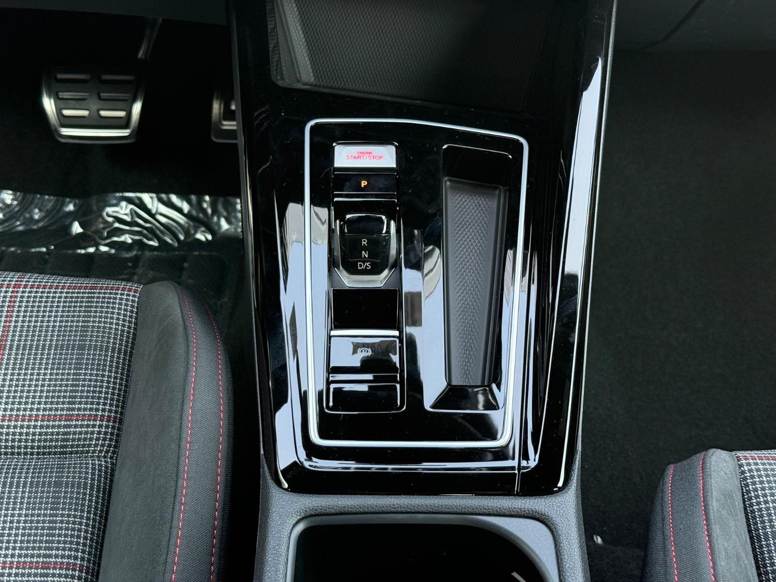 Volkswagen Golf GTI Vehicle Image 10