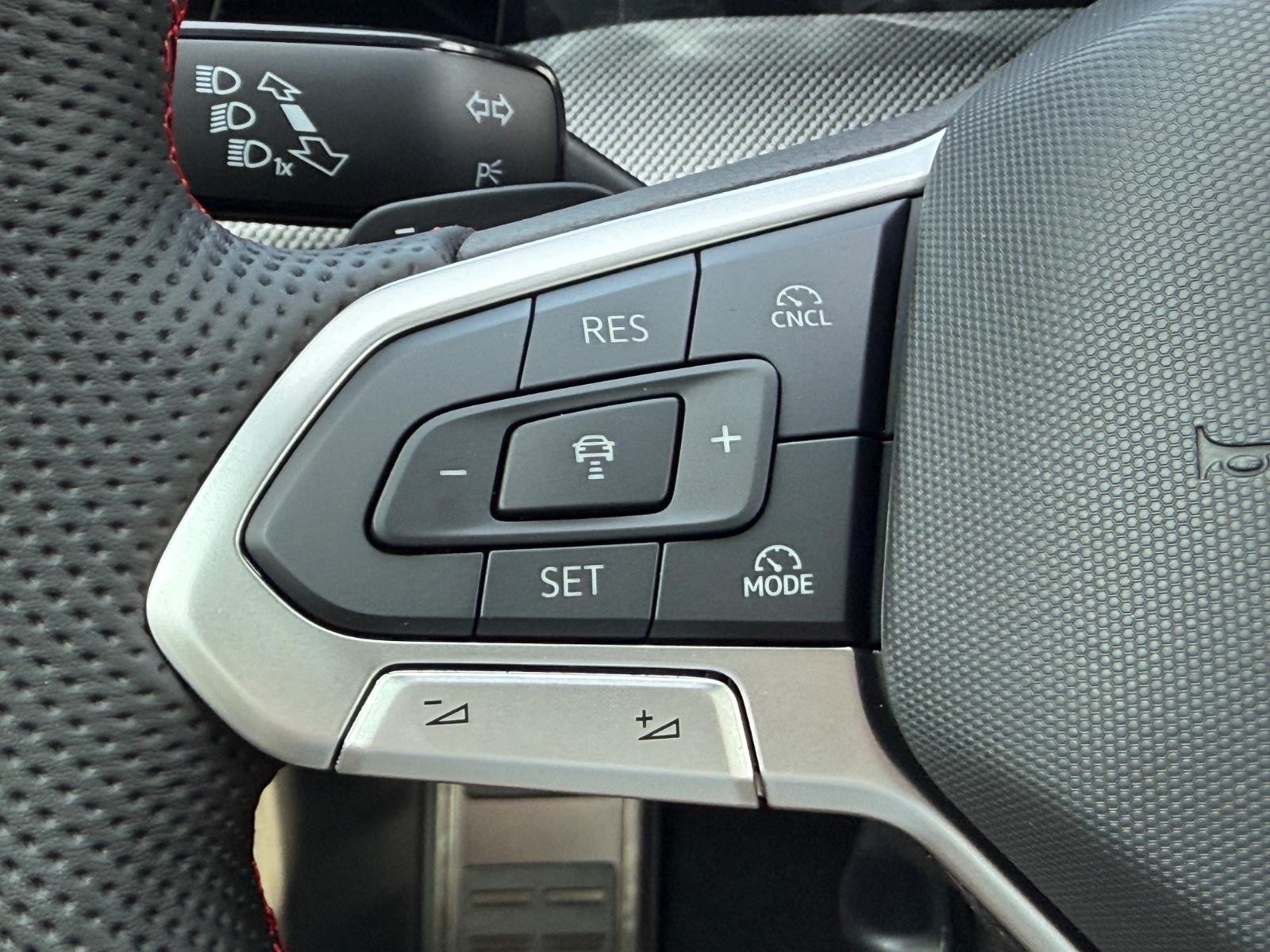 Volkswagen Golf GTI Vehicle Image 11