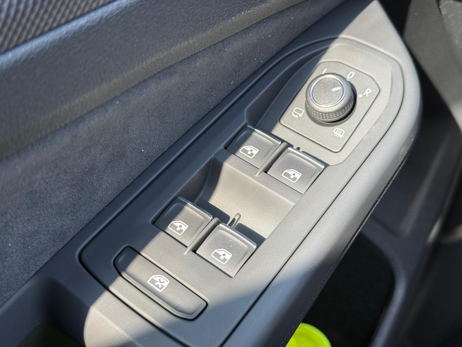 Volkswagen Golf GTI Vehicle Image 15