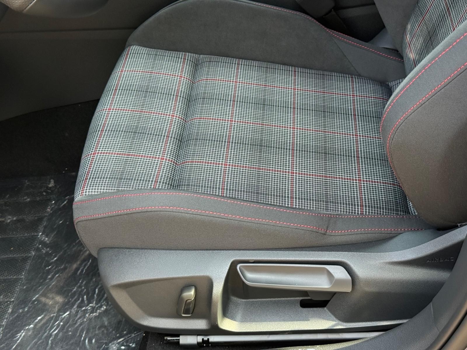 Volkswagen Golf GTI Vehicle Image 16