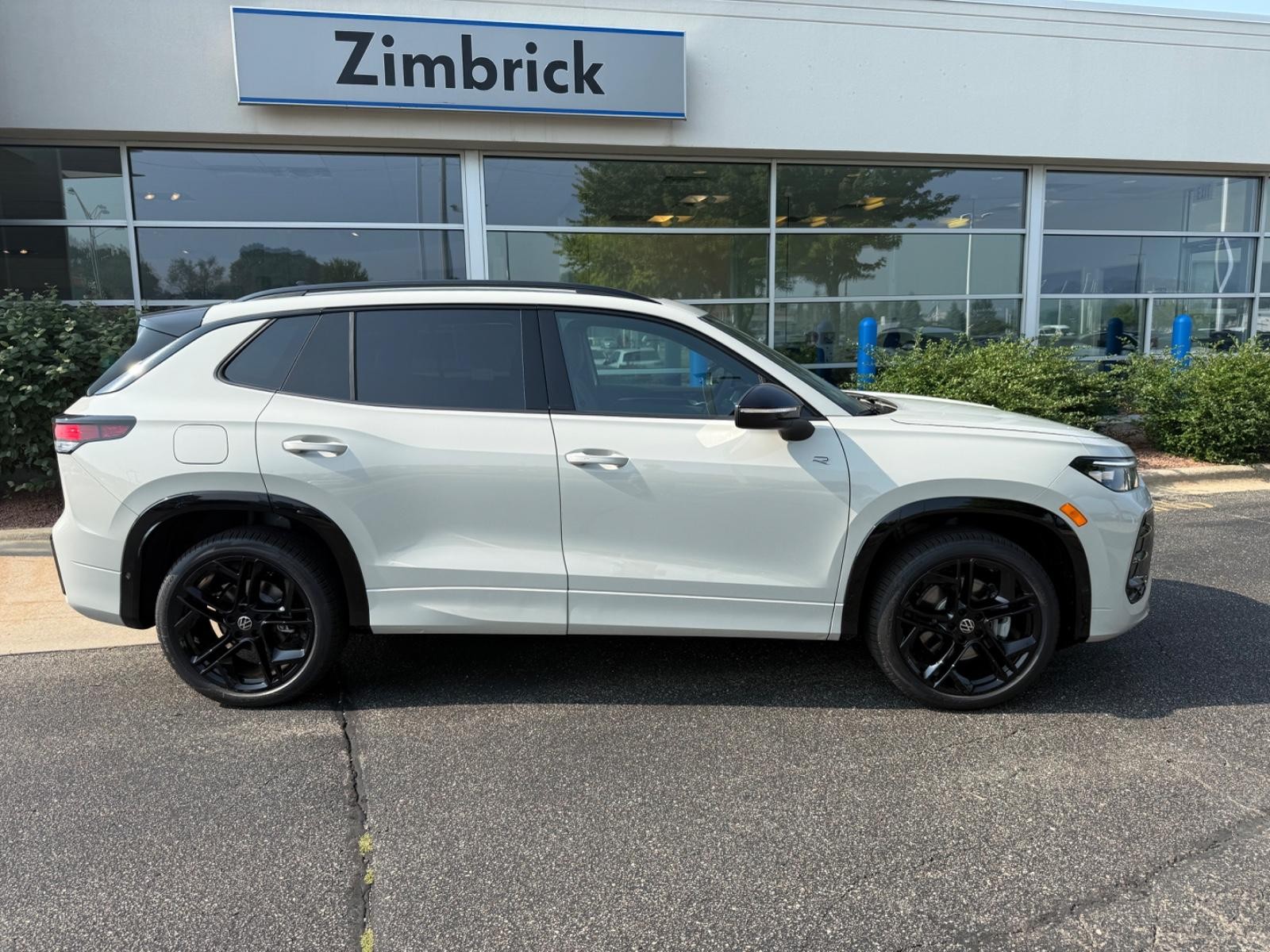 Volkswagen Tiguan Vehicle Image 02