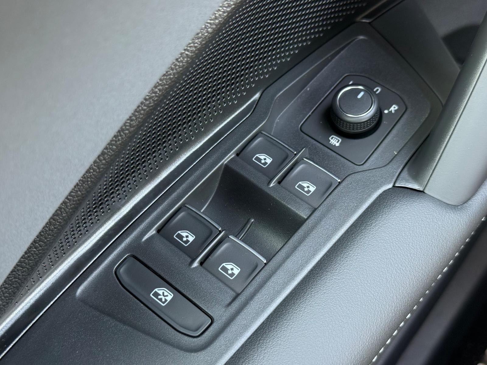 Volkswagen Tiguan Vehicle Image 15
