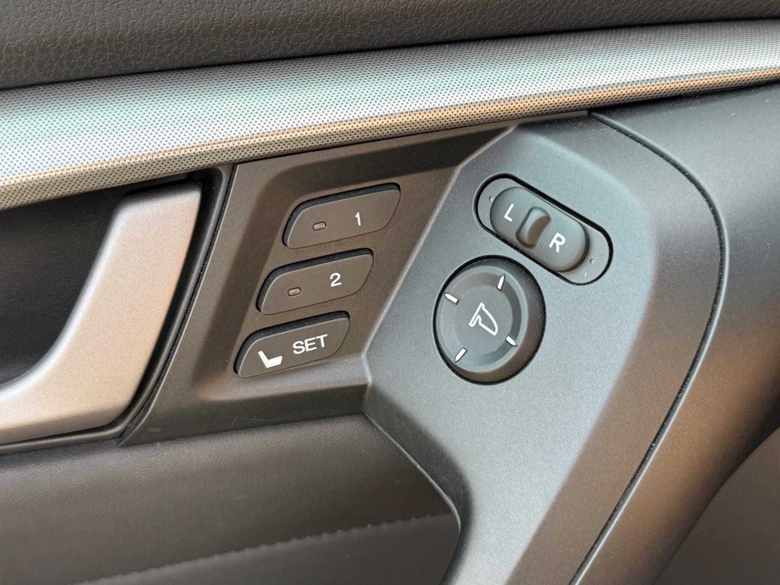 Acura TL Vehicle Full-screen Gallery Image 16