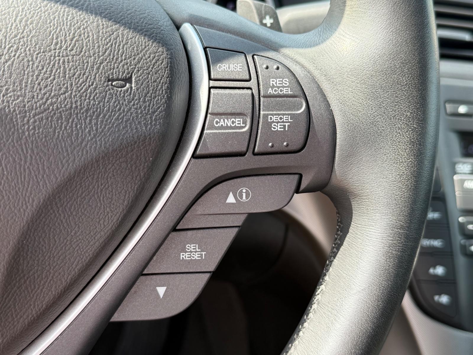 Acura TL Vehicle Full-screen Gallery Image 18