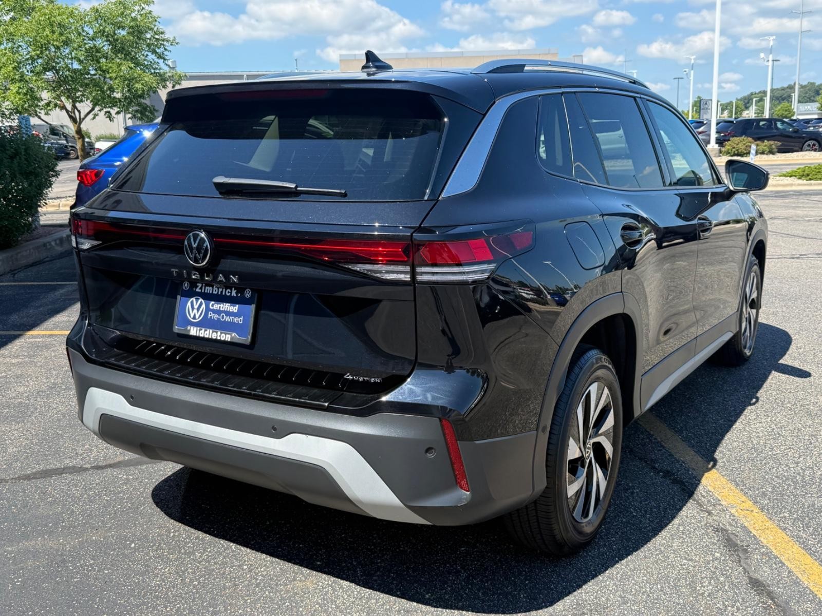 Volkswagen Tiguan Vehicle Image 03