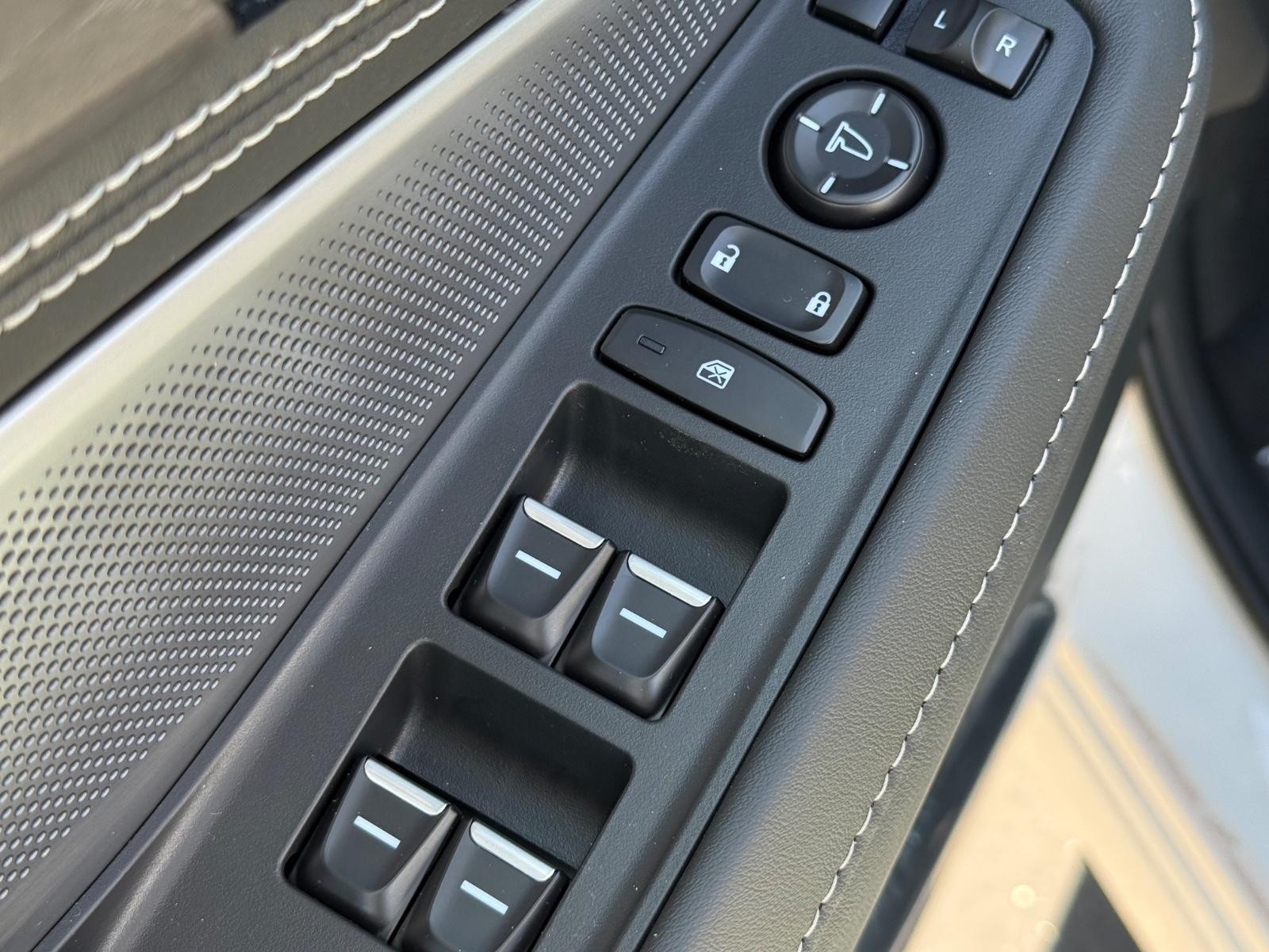 Acura MDX Vehicle Image 16