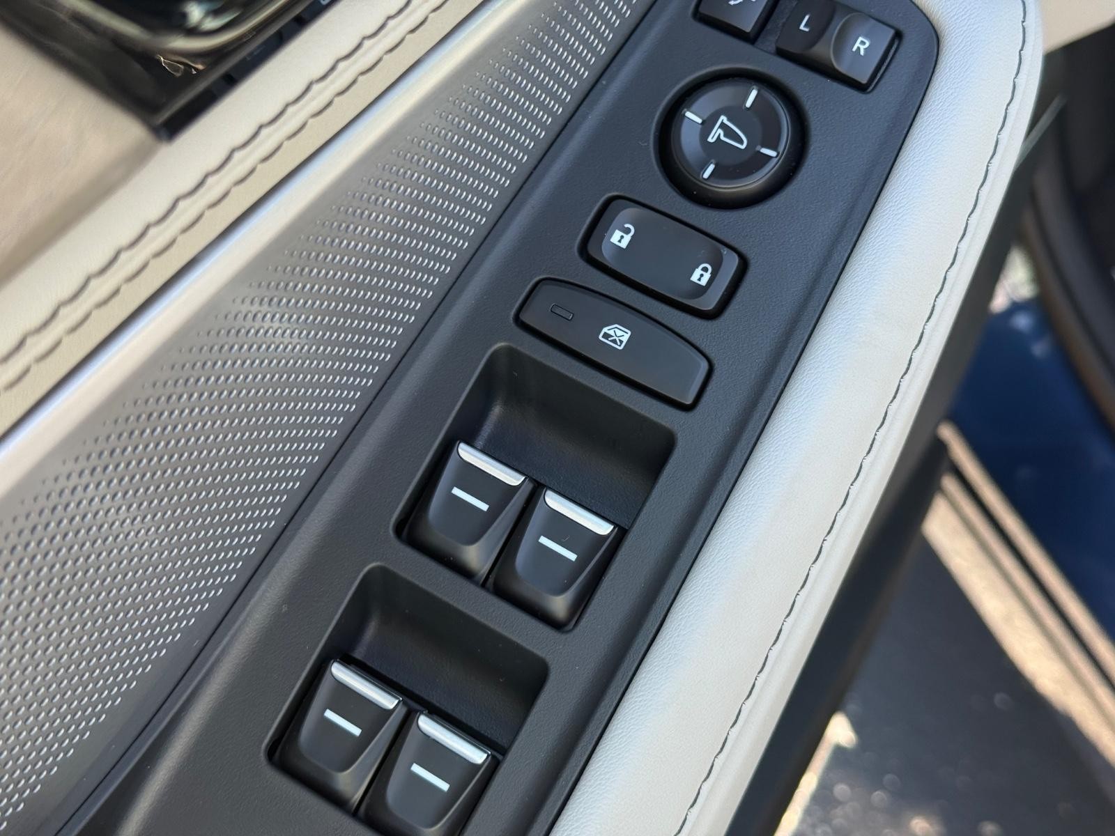 Acura MDX Vehicle Image 15