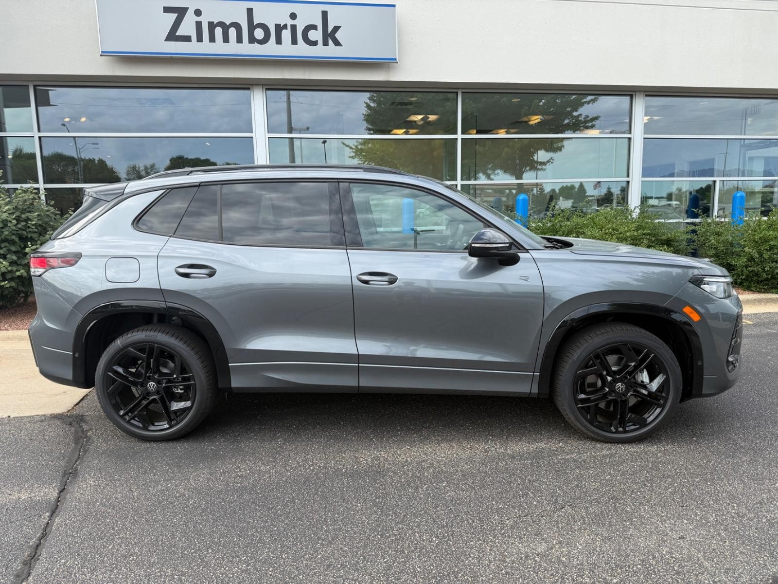 Volkswagen Tiguan Vehicle Image 02