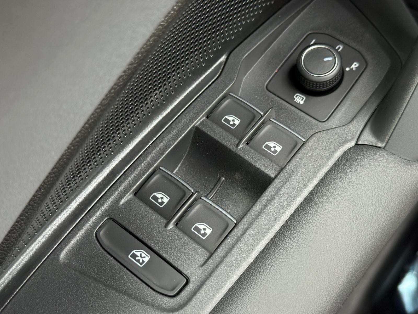 Volkswagen Tiguan Vehicle Image 15