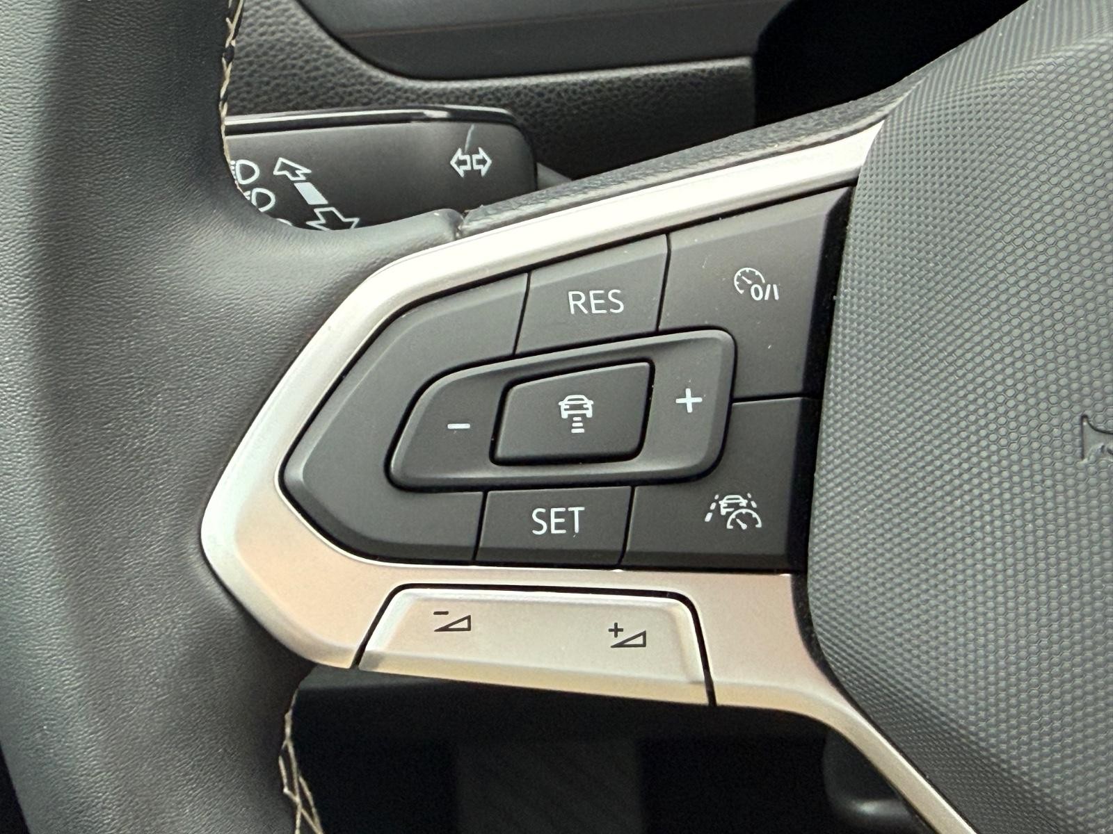 Volkswagen Tiguan Vehicle Image 16
