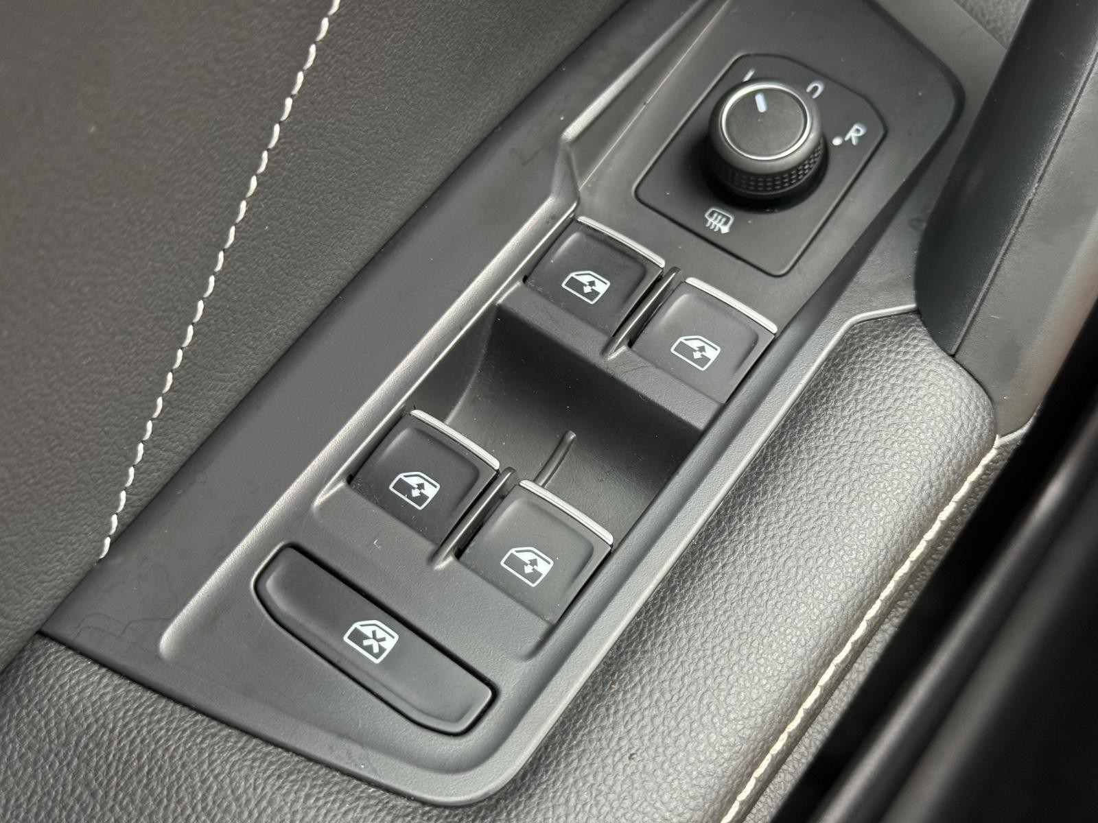 Volkswagen Tiguan Vehicle Image 21