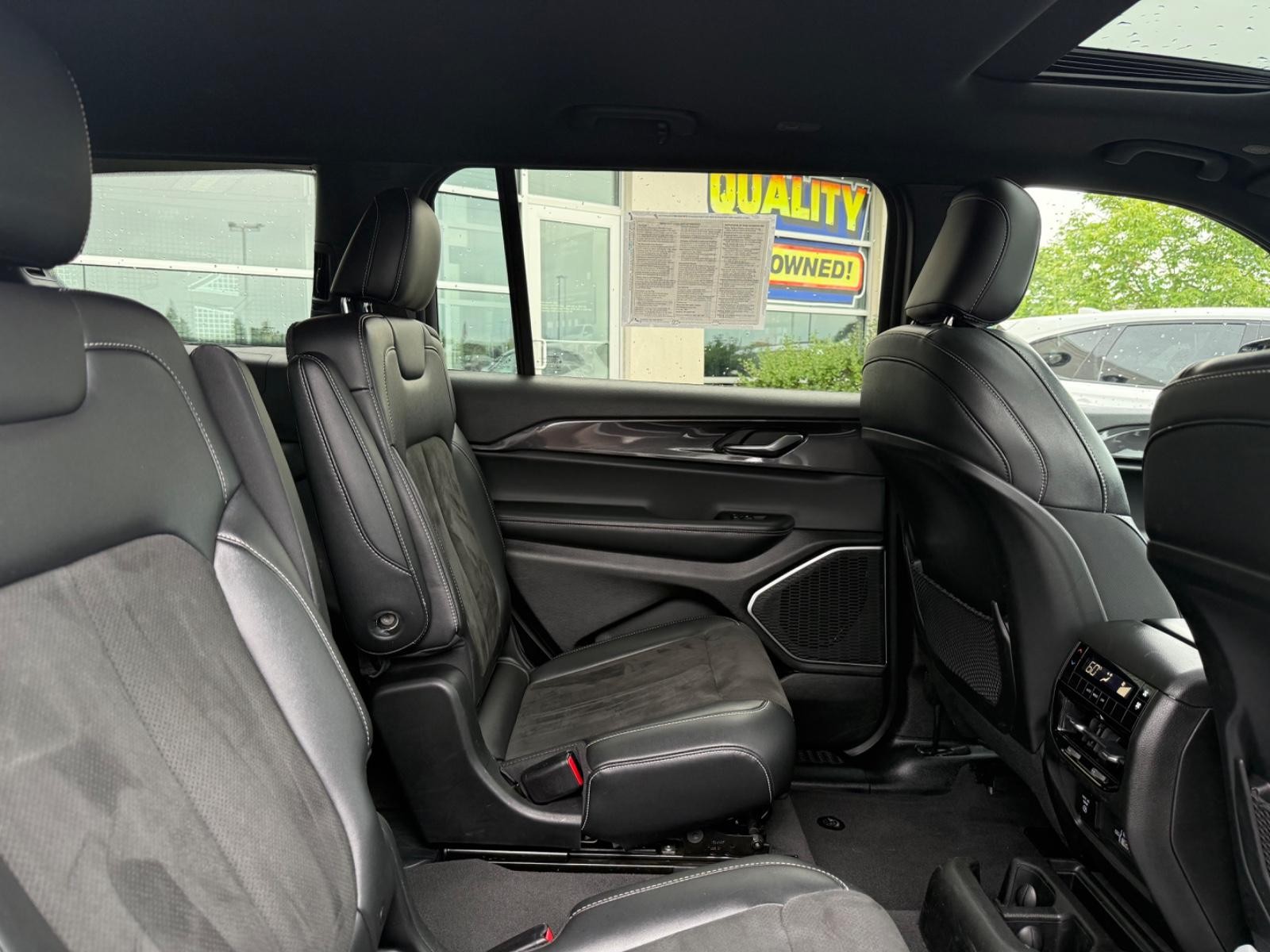 Jeep Grand Cherokee L Vehicle Image 10
