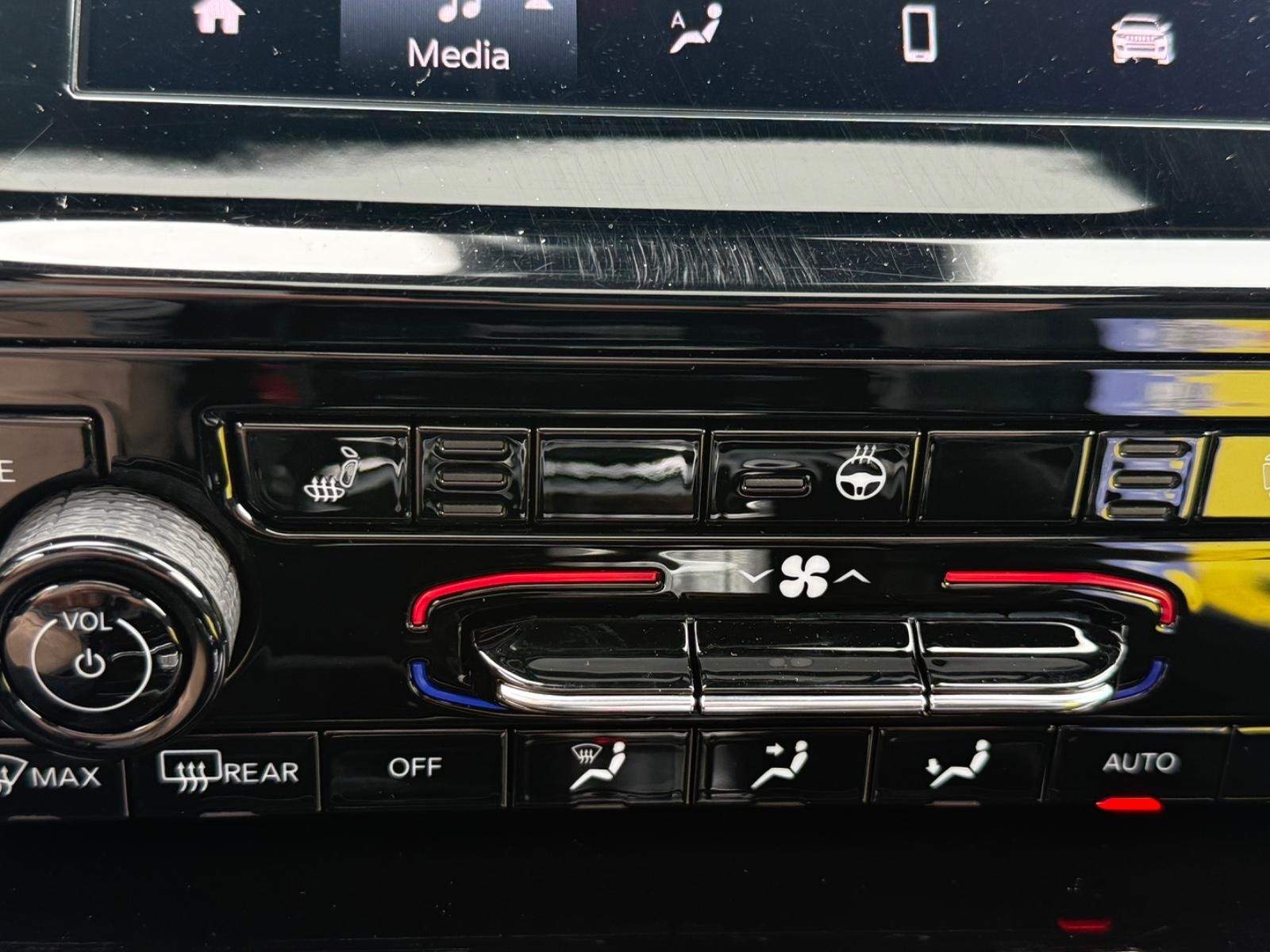 Jeep Grand Cherokee L Vehicle Image 21