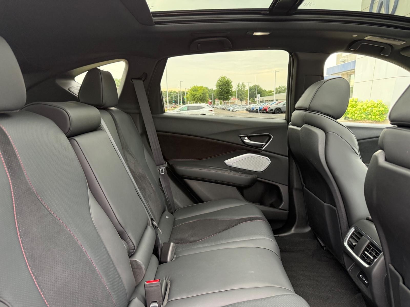 Acura RDX Vehicle Full-screen Gallery Image 10