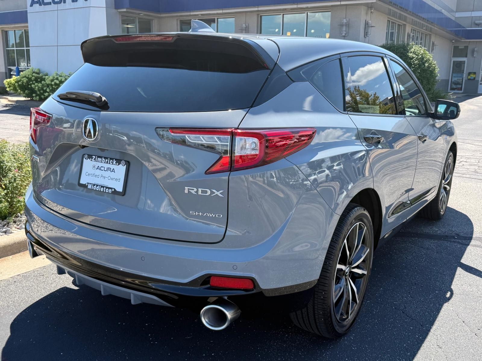 Acura RDX Vehicle Full-screen Gallery Image 03