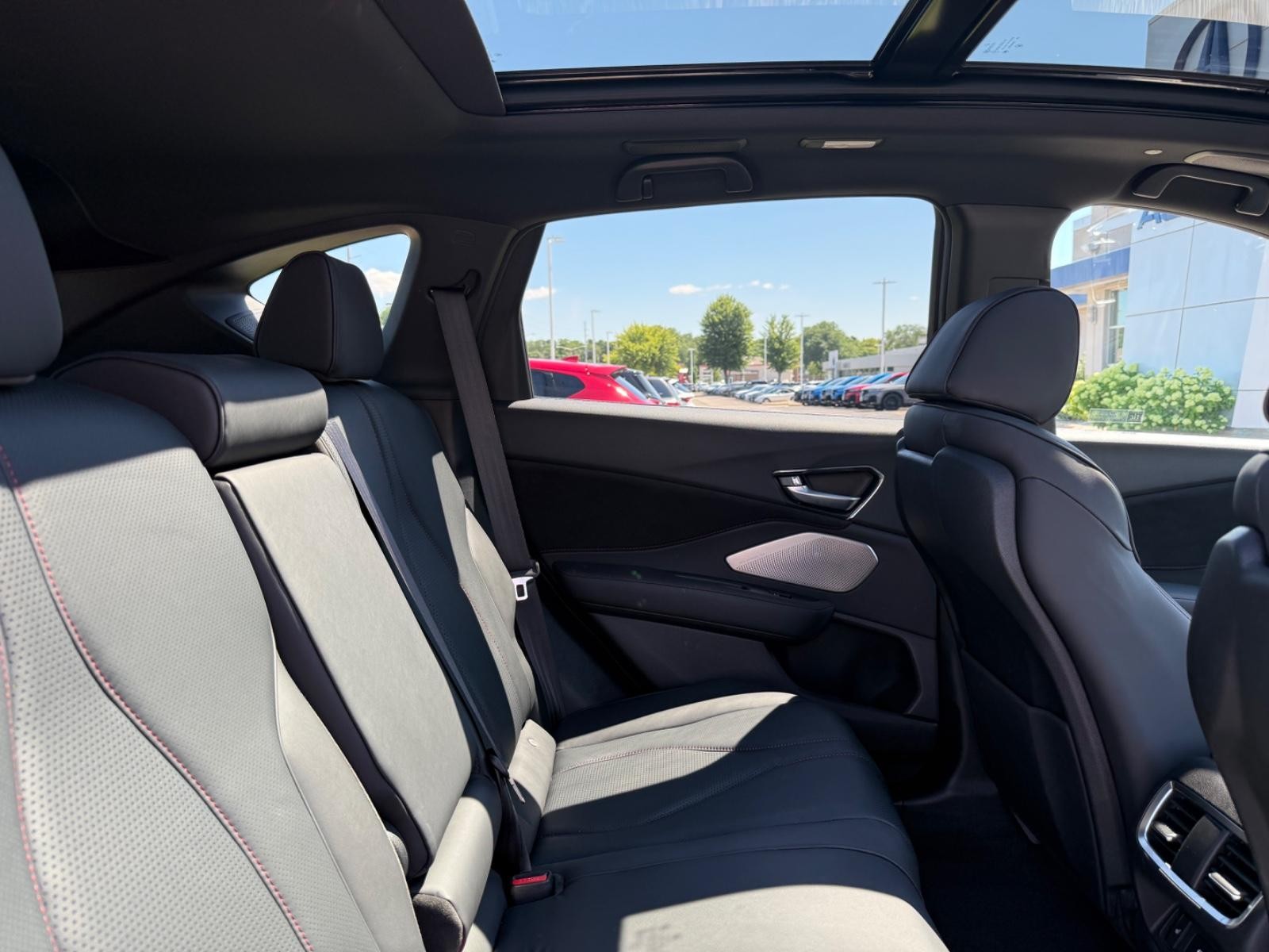 Acura RDX Vehicle Full-screen Gallery Image 10