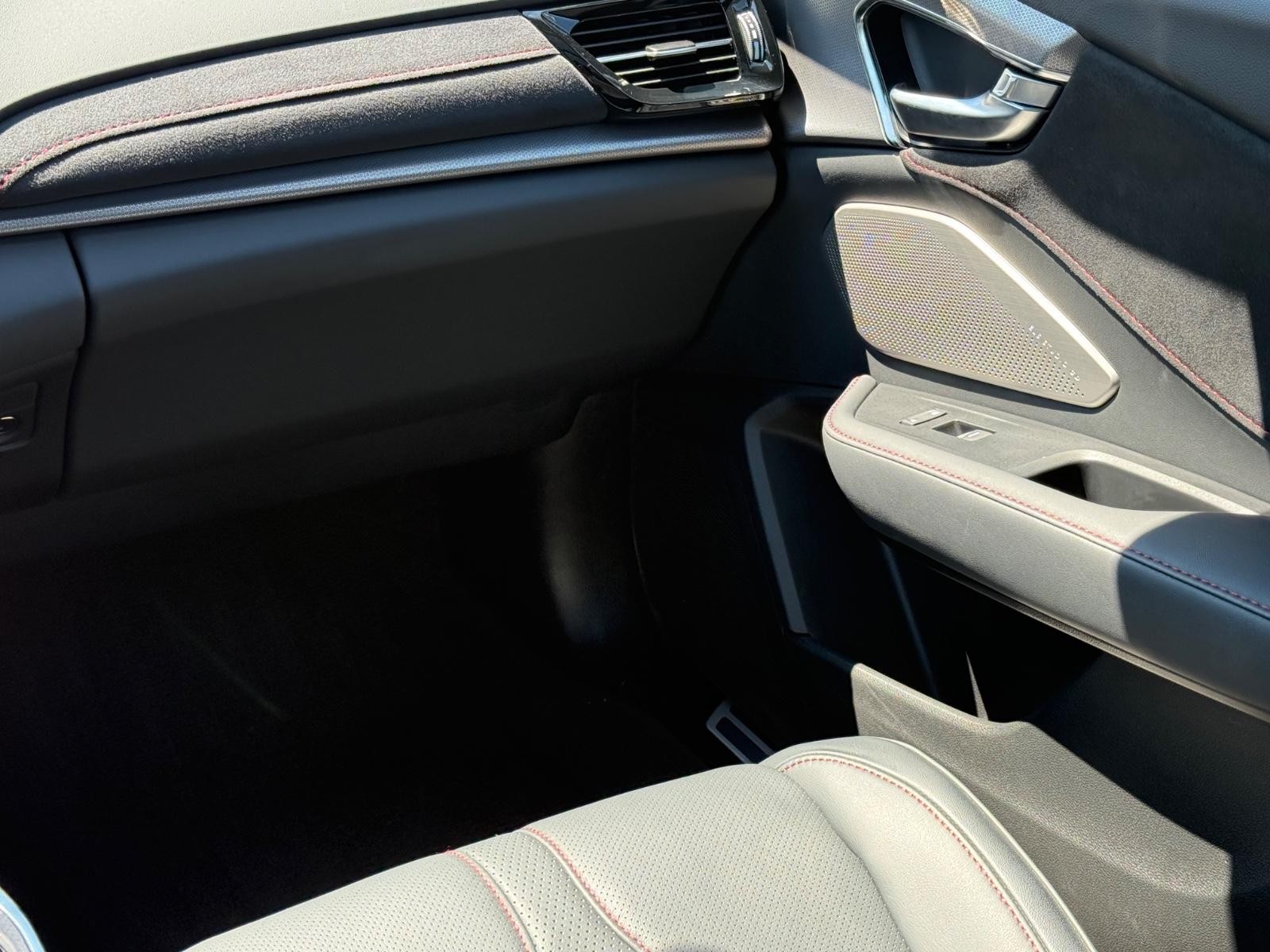 Acura RDX Vehicle Full-screen Gallery Image 15