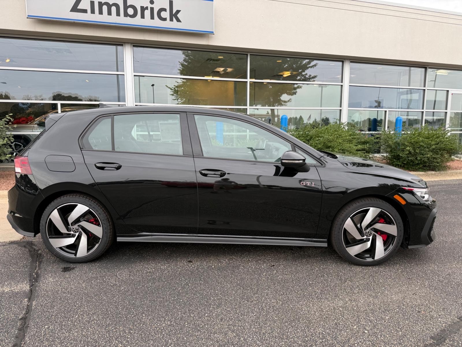 Volkswagen Golf GTI Vehicle Image 02