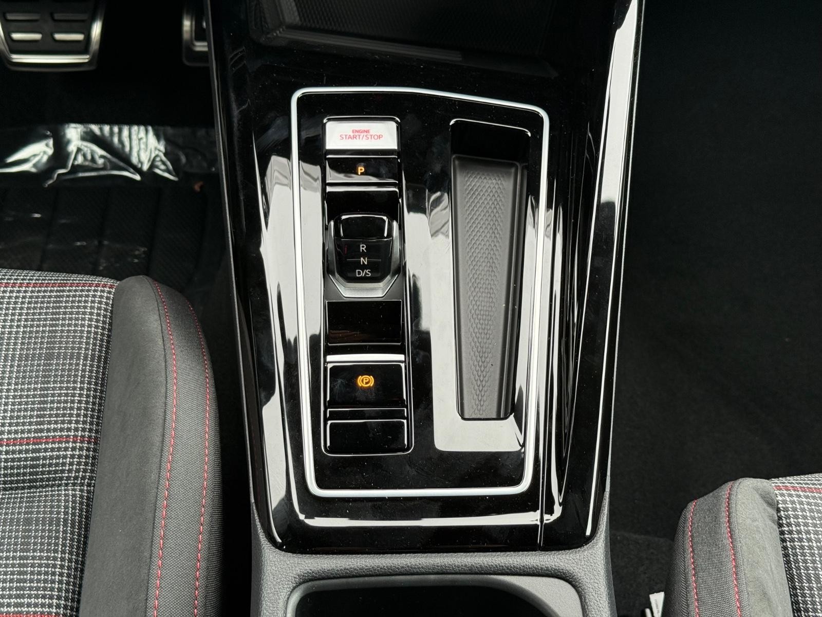 Volkswagen Golf GTI Vehicle Image 08