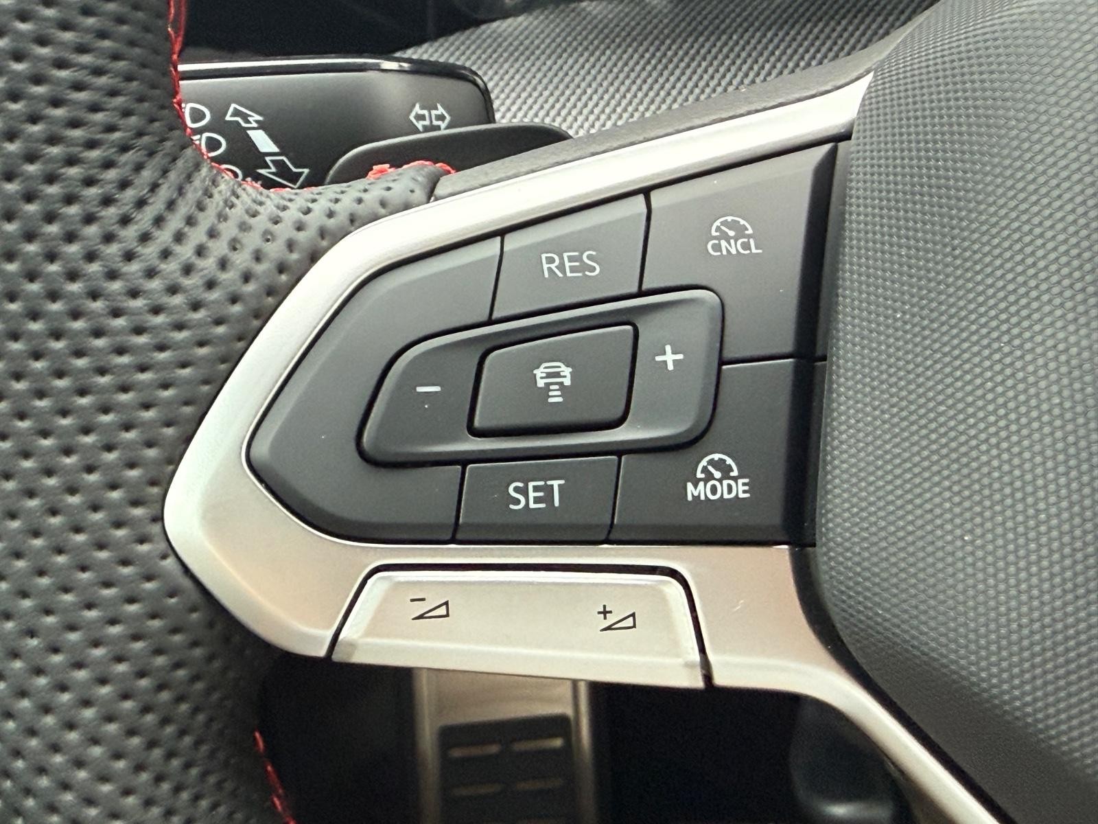 Volkswagen Golf GTI Vehicle Image 11
