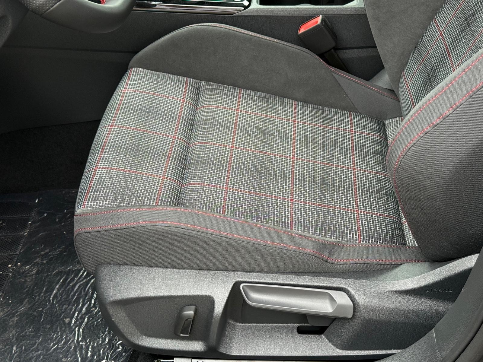 Volkswagen Golf GTI Vehicle Image 17