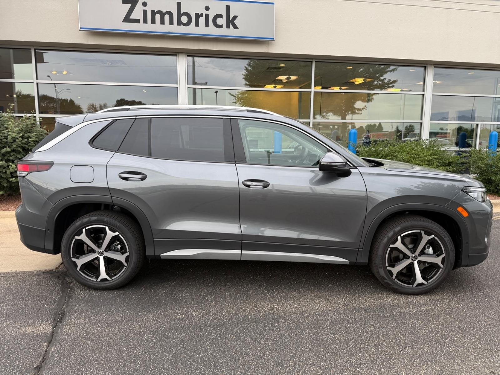 Volkswagen Tiguan Vehicle Image 02