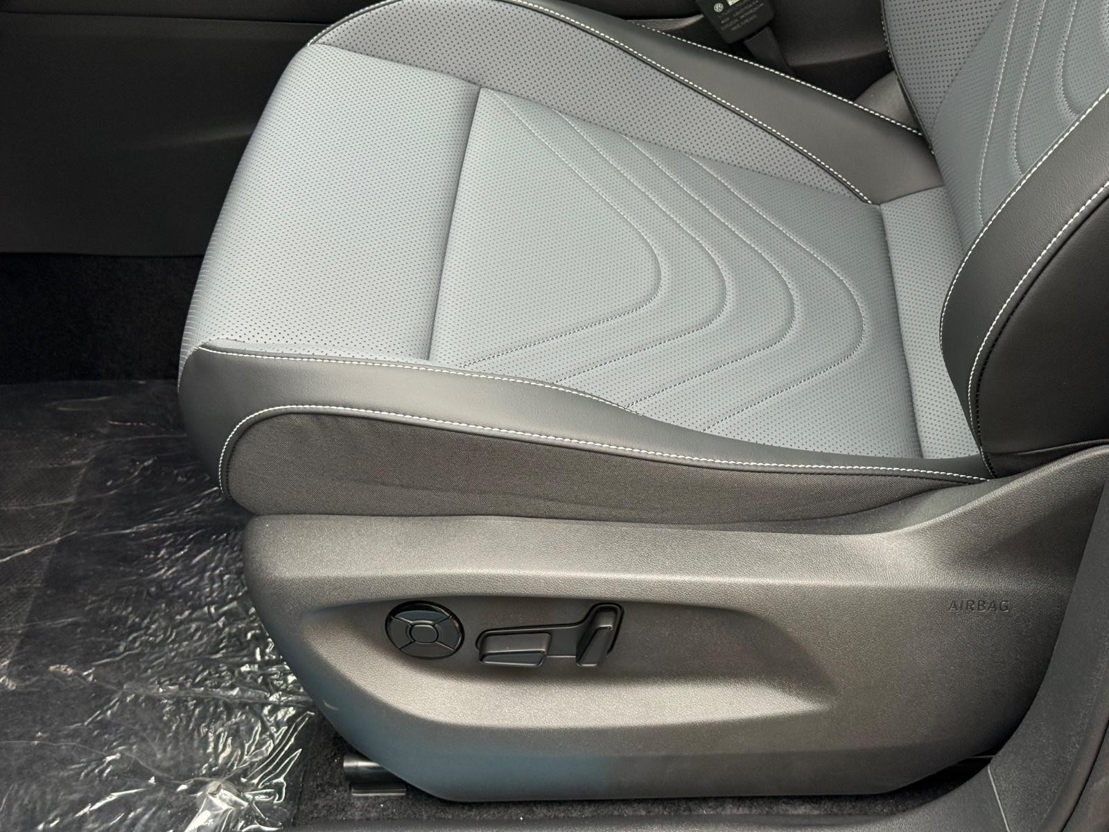 Volkswagen Tiguan Vehicle Image 16