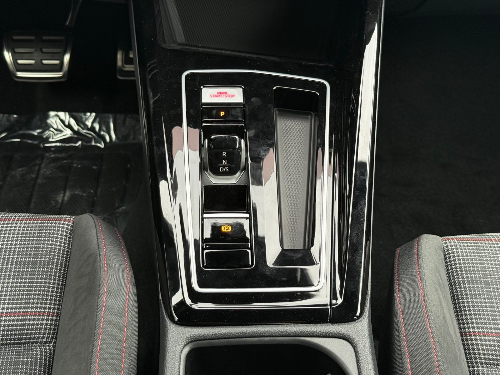 Volkswagen Golf GTI Vehicle Image 08