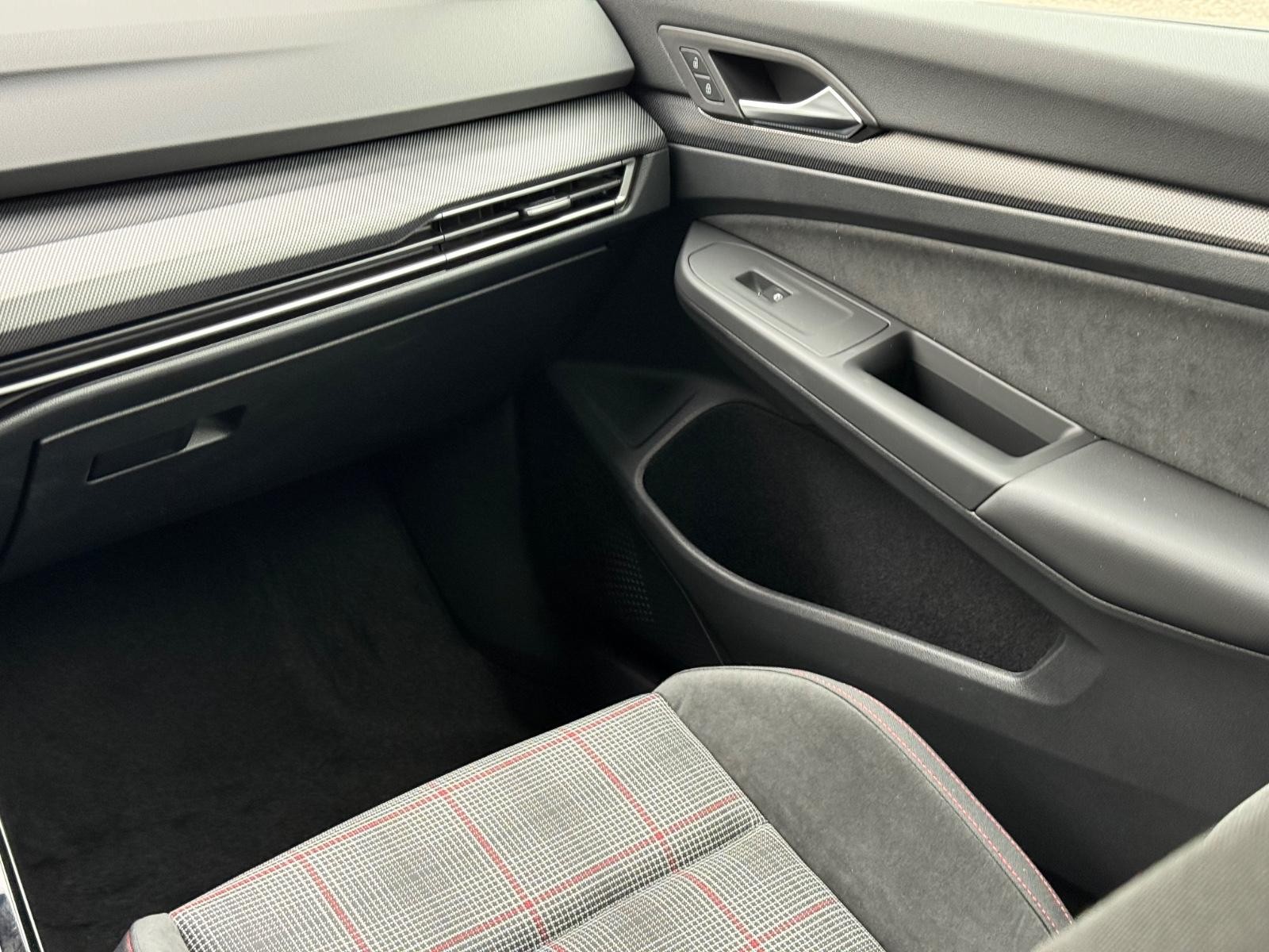 Volkswagen Golf GTI Vehicle Image 10