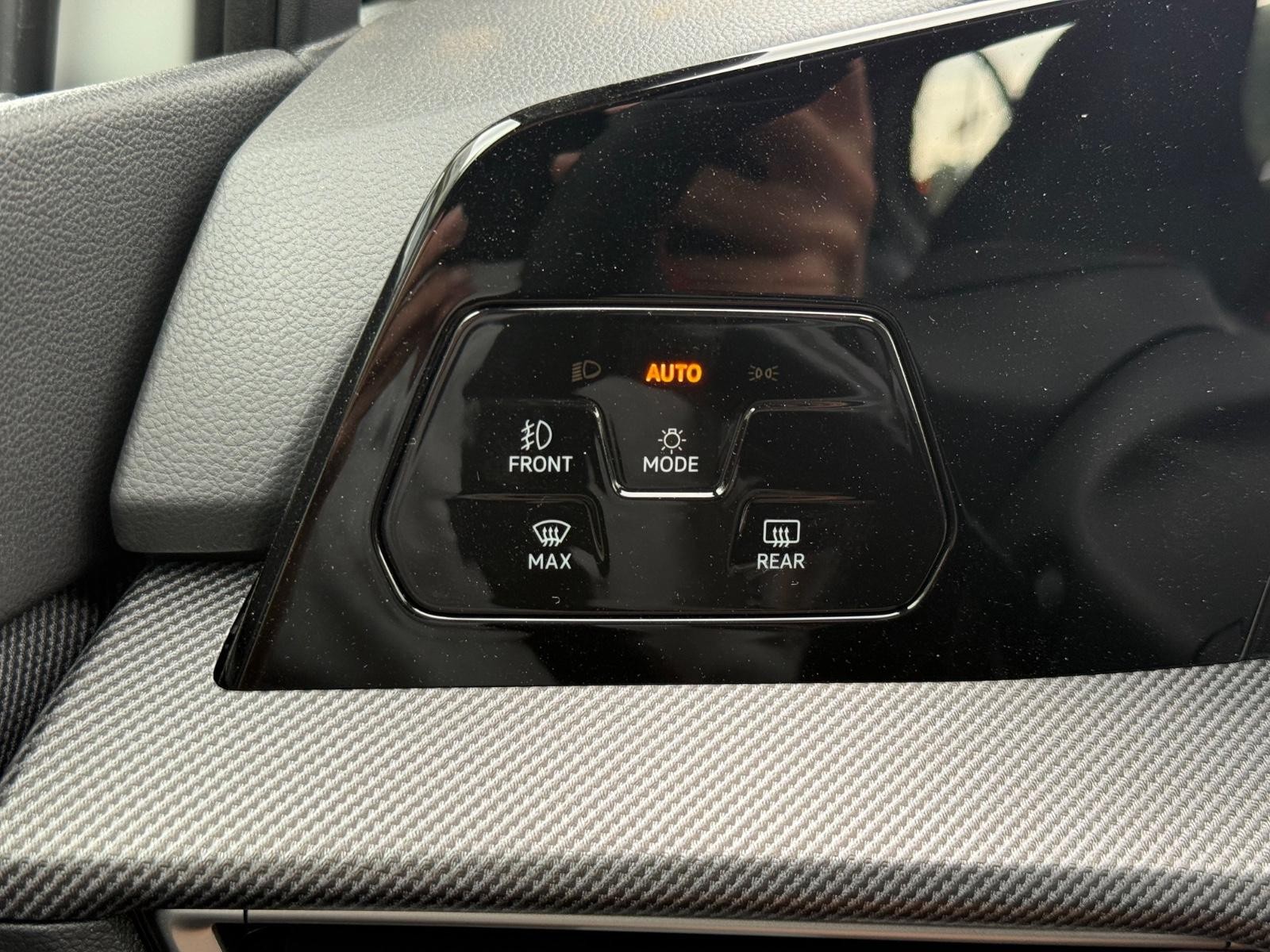 Volkswagen Golf GTI Vehicle Image 16