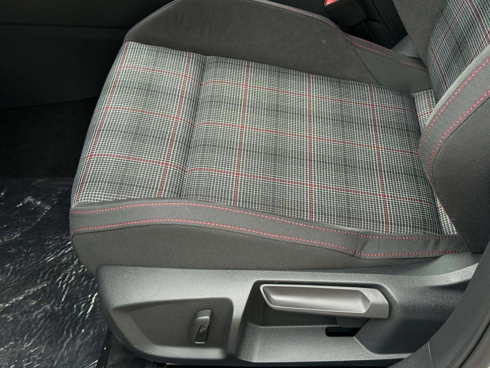 Volkswagen Golf GTI Vehicle Image 17