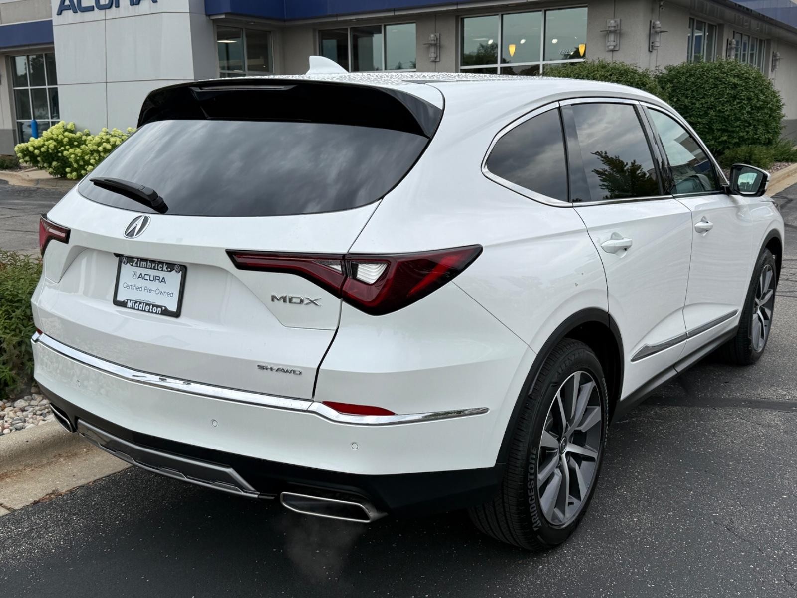Acura MDX Vehicle Full-screen Gallery Image 03