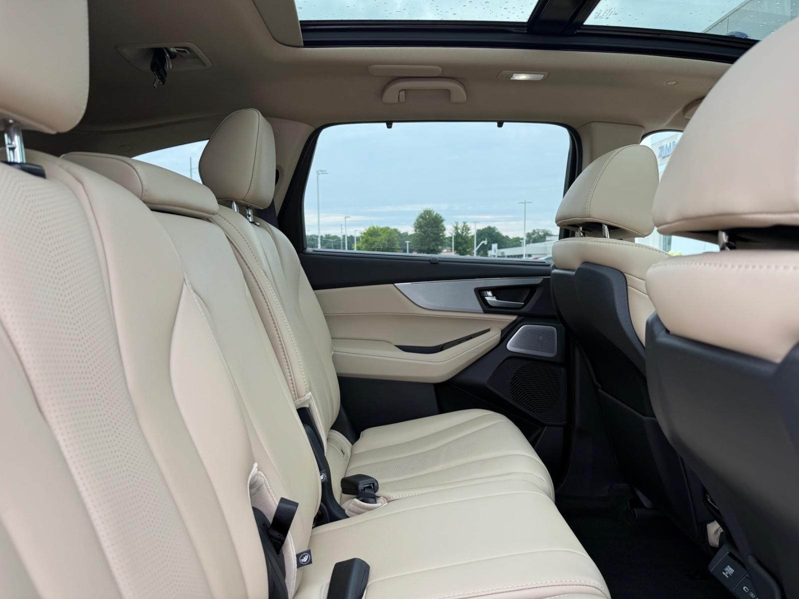 Acura MDX Vehicle Full-screen Gallery Image 10