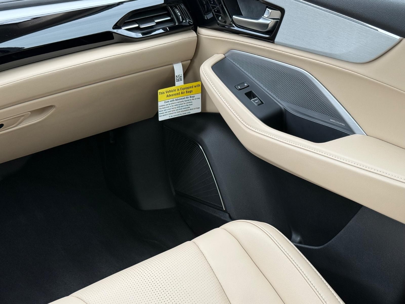Acura MDX Vehicle Full-screen Gallery Image 15