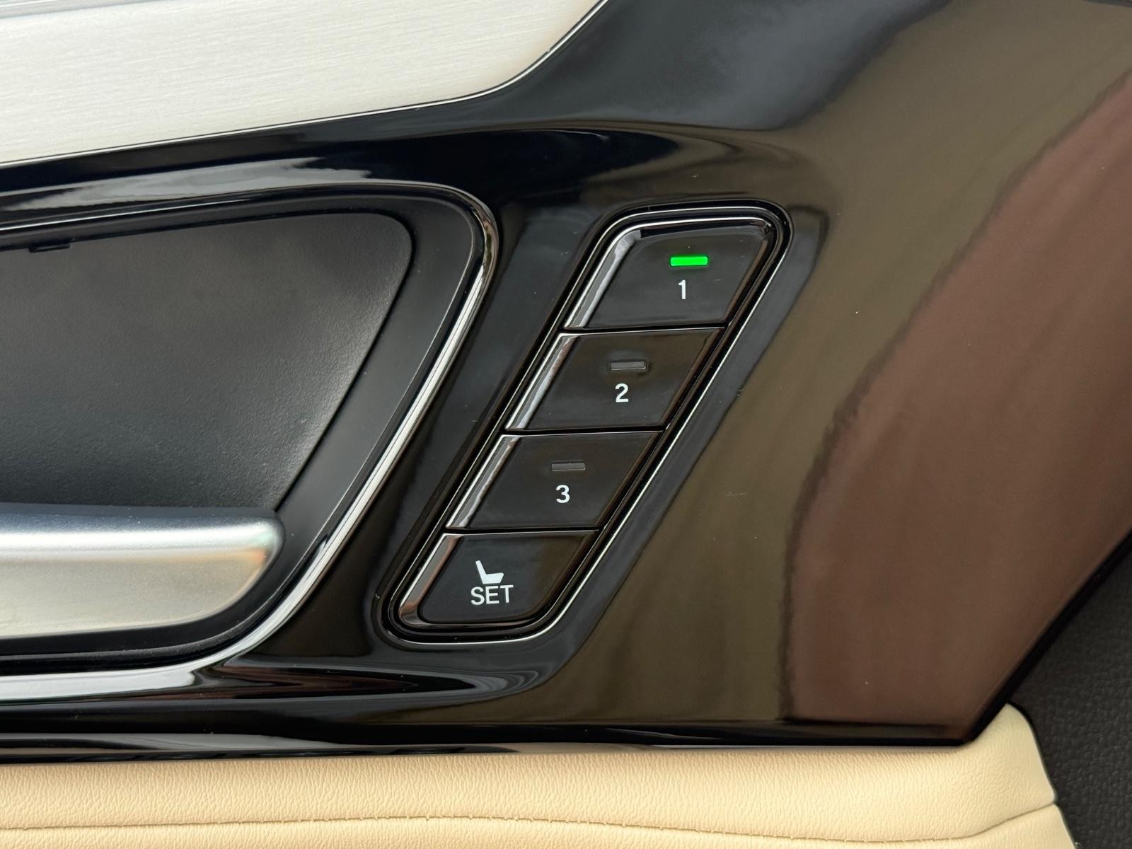 Acura MDX Vehicle Full-screen Gallery Image 16