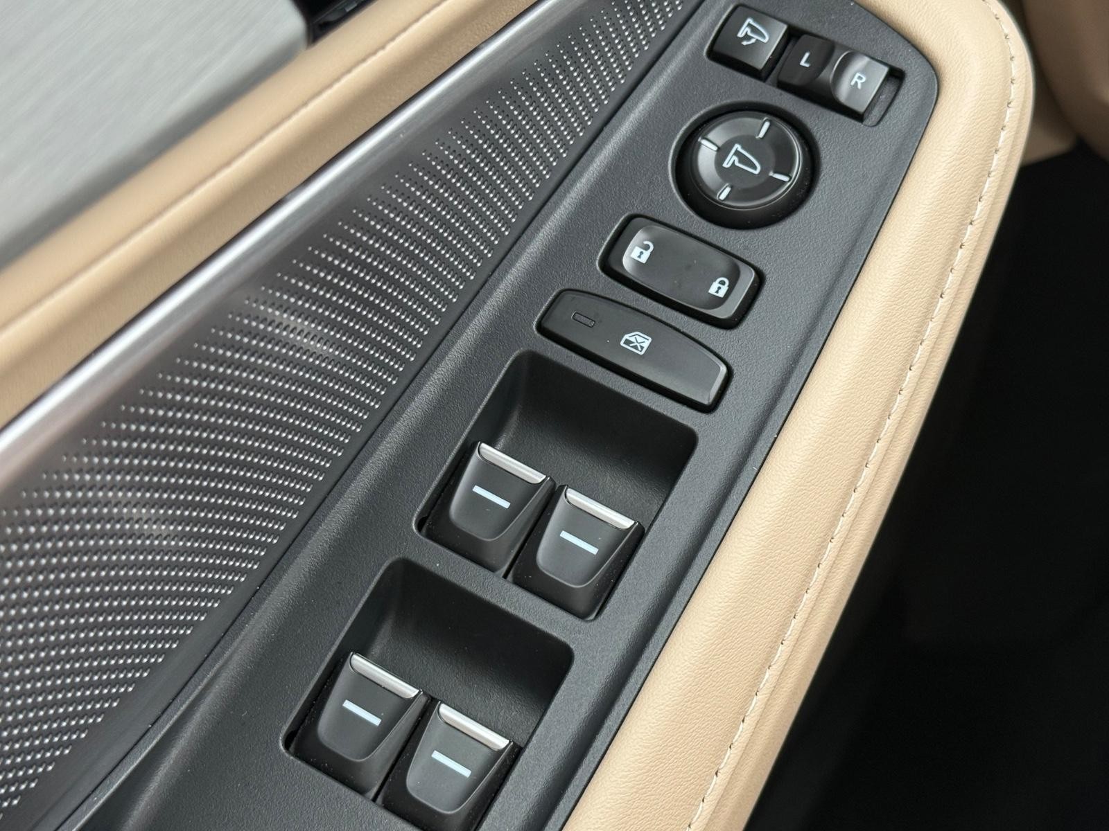 Acura MDX Vehicle Full-screen Gallery Image 22